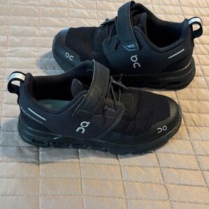 On cloud Running Kids Black Sneakers with Reflective Details